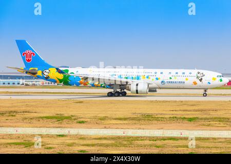 China A 330 aerei di linea con China International con Import Expo all'aeroporto di Pechino in Cina nell'aprile 2024 Foto Stock