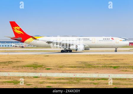 Airbus A330 dagli aerei di linea Hainan all'aeroporto di Shanghai Hongqiao in Cina nell'aprile 2024 Foto Stock