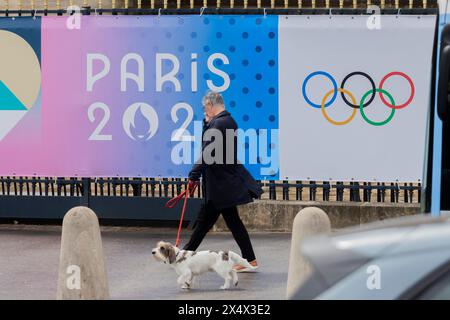 Parigi, Francia. 4 maggio 2024. Vincent Isore/IP3 ; Parigi, Francia 4 maggio 2024 - le persone passano davanti al logo delle Olimpiadi di Parigi 2024 esposto sulle ringhiere di fronte all'assemblea nazionale francese. I Giochi Olimpici di Parigi 2024 si terranno dal 26 luglio all'11 agosto 2024 per 16 giorni. PARIS 2024, JEUX OLYMPIQUES, ILLUSTRAZIONE, LOGO, GENERIQUE, SPORT, PREPARAZIONE, DECORAZIONE, ASSEMBLEA NAZIONALE crediti: MAXPPP/Alamy Live News Foto Stock