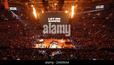 Cleveland, Stati Uniti. 5 maggio 2024. I Cleveland Cavaliers si accendono durante l'introduzione dei giocatori prima della gara di apertura della Eastern Conference contro gli Orlando Magic al Rocket Mortgage Fieldhouse di Cleveland, Ohio, domenica 5 maggio 2024. Foto di Aaron Josefczyk/UPI credito: UPI/Alamy Live News Foto Stock