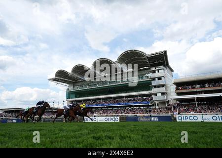 Elmalka cavalcata da Silvestre De Souza (dall'altra parte, a destra) sulla strada per vincere la Qipco 1000 Guineas il terzo giorno del QIPCO Guineas Festival all'ippodromo di Newmarket, Suffolk. Data foto: Domenica 5 maggio 2024. Foto Stock