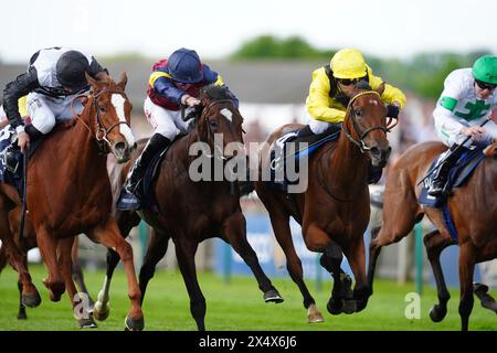 Elmalka cavalcata da Silvestre De Souza (a destra) sulla strada per vincere la Qipco 1000 Guineas il terzo giorno del QIPCO Guineas Festival al Newmarket Racecourse, Suffolk. Data foto: Domenica 5 maggio 2024. Foto Stock