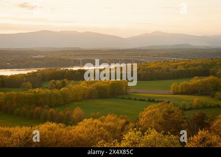 Vista del tramonto sul fiume Hudson dalla torre dei vigili del fuoco sul monte Rutsen, nella foresta di Ferncliff, Rhinebeck, New York Foto Stock