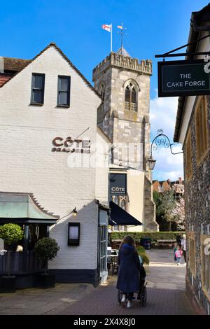 Salisbury, Inghilterra - 29 marzo 2024: Splendide case storiche e la torre della chiesa di San Tommaso sullo sfondo. Foto Stock