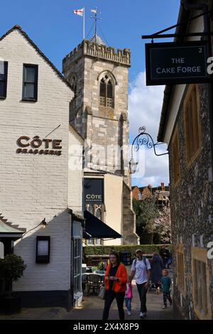 Salisbury, Inghilterra - 29 marzo 2024: Splendide case storiche e la torre della chiesa di San Tommaso sullo sfondo. Foto Stock