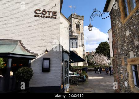 Salisbury, Inghilterra - 29 marzo 2024: Splendide case storiche e la torre della chiesa di San Tommaso sullo sfondo. Foto Stock