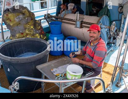 I pescatori riparano le reti nel porto vecchio di Limassol e Marina, Limassol, Repubblica di Cipro. Foto Stock