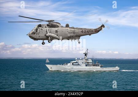 Elicottero Sea King della marina canadese sopra la HMS Tyne nel Solent UK Foto Stock