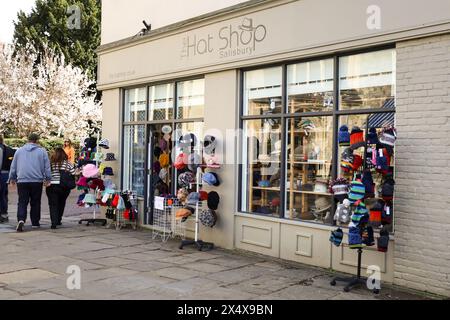 Salisbury, Inghilterra - 29 marzo 2024: Negozio di cappelli nella città vecchia di Salisbury. Foto Stock