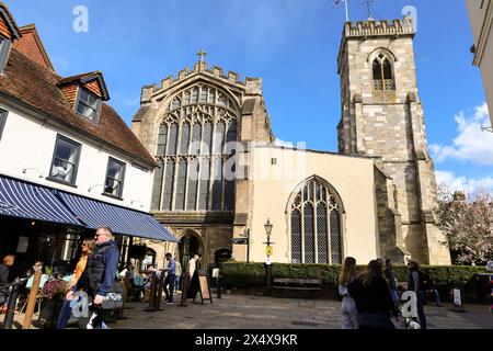 Salisbury, Inghilterra - 29 marzo 2024: Splendide case storiche e la torre della chiesa di San Tommaso sullo sfondo. Foto Stock