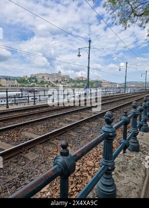 BUDAPEST, UNGHERIA-2023-05-06: Immagine dei tram ferroviari, per le strade di Budapest Foto Stock