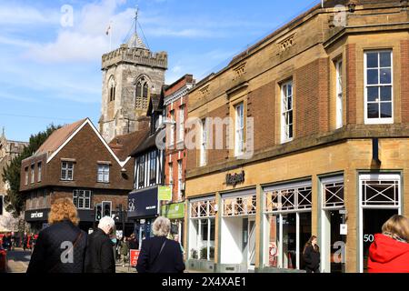 Salisbury, Inghilterra - 29 marzo 2024: Splendide case storiche e la torre della chiesa di San Tommaso sullo sfondo. Foto Stock