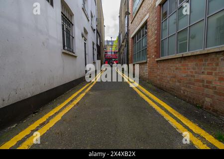 Narrow Road illogico, poco pratico, Crazy & Funny, linee gialle, indicazioni stradali, Elliotts Place Islington Londra Foto Stock