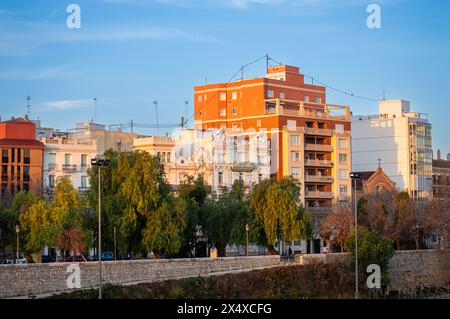 VALENCIA, SPAGNA - 2 FEBBRAIO 2024: Alba sugli edifici a Valencia, Spagna il 2 febbraio 2024 Foto Stock