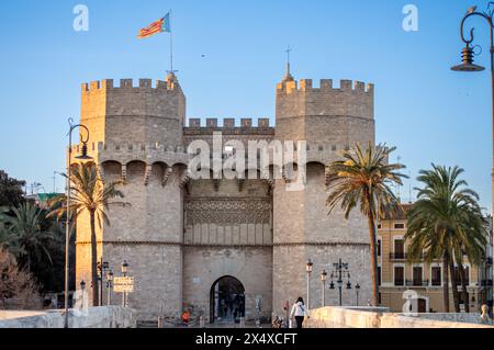 VALENCIA, SPAGNA - 2 FEBBRAIO 2024: Torre Torres de Serranos, architettura spagnola sulle strade pubbliche commerciali e storiche di Valencia, Spagna Foto Stock