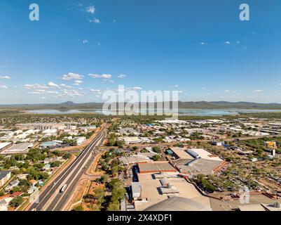 Vista aerea di Gaborone drone prospettiva dell'area industriale con diga di Gaborone sullo sfondo e colline e catena montuosa Foto Stock