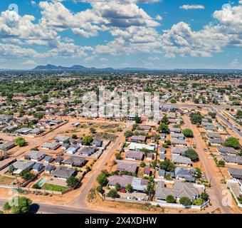 Gaborone veduta aerea drone prospettiva dell'area residenziale, sullo sfondo delle colline Foto Stock
