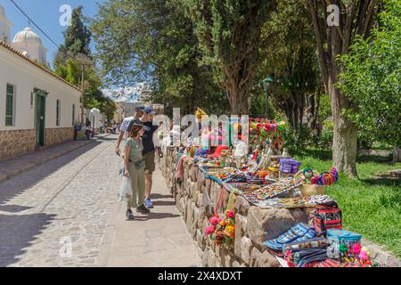 Jujuy, Argentina - 25 gennaio 2024: Turisti che acquistano souvenir in una stalla di Humahuaca. Foto Stock