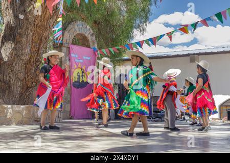 Jujuy, Argentina - 25 gennaio 2024: Balli di abbigliamento tradizionale altiplano. Foto Stock