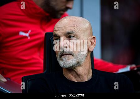 Milano, Italia. 5 maggio 2024. Stefano pioli, allenatore italiano dell'AC Milan, guarda durante la partita di calcio di serie A AC Milan vs Genoa allo stadio San Siro crediti: Piero Cruciatti/Alamy Live News Foto Stock