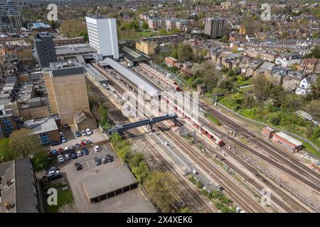 Veduta aerea delle piattaforme della stazione ferroviaria di Ealing Broadway, Ealing, Londra, Regno Unito. Foto Stock