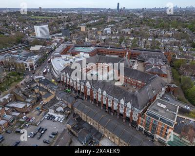 Vista aerea generale dell'area commerciale di Ealing Broadway, Ealing, Londra, Regno Unito. Foto Stock