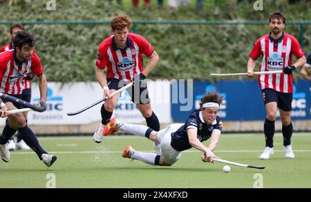 Bruxelles, Belgio. 5 maggio 2024. Guillaume Hellin di Gantoise combatte per il pallone durante una partita di hockey tra Royal Leopold Club e Gantoise, domenica 5 maggio 2024, a Bruxelles, una partita di ritorno nelle semifinali play-off del campionato belga di hockey di prima divisione. BELGA PHOTO VIRGINIE LEFOUR credito: Belga News Agency/Alamy Live News Foto Stock