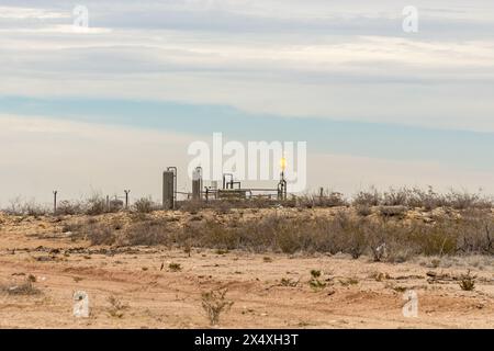 Midland, Texas, USA-31 marzo 2024: Combustione di gas naturale in eccesso in un deposito di frattura nel bacino del Permiano. Foto Stock