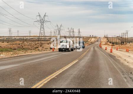 Midland, Texas, USA-31 marzo 2024: Camion che attraversano l'area di fracking del bacino Permiano. Foto Stock