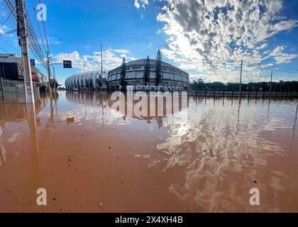 Porto Alegre, Brasile. 5 maggio 2024. Vista generale dello Stadio Beira-Rio e del Gigantinho Gymnasium dopo l'overflow del fiume Guaiba il 5 maggio 2024. La zona circostante e diverse parti della città sono inondate a causa delle forti piogge che hanno colpito lo stato del Rio grande do sul, il livello del fiume Guaíba ha raggiunto i 5,38 metri e continua a salire, invadendo le strade, superando la storica inondazione del 1941, quando il livello è stato raggiunto a 4,76 m. il livello di alluvione è di 3 metri. Foto: Max Peixoto/DiaEsportivo/Alamy Live News crediti: DiaEsportivo/Alamy Live News Foto Stock
