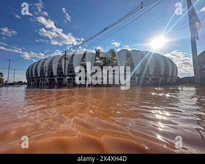 Porto Alegre, Brasile. 5 maggio 2024. Vista generale dello Stadio Beira-Rio dopo l'overflow del fiume Guaiba il 5 maggio 2024. La zona circostante e diverse parti della città sono inondate a causa delle forti piogge che hanno colpito lo stato del Rio grande do sul, il livello del fiume Guaíba ha raggiunto i 5,38 metri e continua a salire, invadendo le strade, superando la storica inondazione del 1941, quando il livello è stato raggiunto a 4,76 m. il livello di alluvione è di 3 metri. Foto: Max Peixoto/DiaEsportivo/Alamy Live News crediti: DiaEsportivo/Alamy Live News Foto Stock