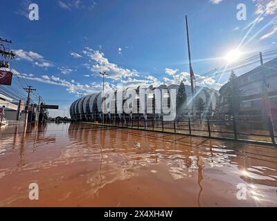 Porto Alegre, Brasile. 5 maggio 2024. Vista generale dello Stadio Beira-Rio dopo l'overflow del fiume Guaiba il 5 maggio 2024. La zona circostante e diverse parti della città sono inondate a causa delle forti piogge che hanno colpito lo stato del Rio grande do sul, il livello del fiume Guaíba ha raggiunto i 5,38 metri e continua a salire, invadendo le strade, superando la storica inondazione del 1941, quando il livello è stato raggiunto a 4,76 m. il livello di alluvione è di 3 metri. Foto: Max Peixoto/DiaEsportivo/Alamy Live News crediti: DiaEsportivo/Alamy Live News Foto Stock
