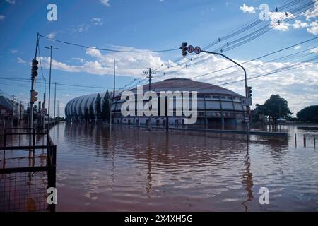 Porto Alegre, Brasile. 5 maggio 2024. Vista generale dello Stadio Beira-Rio e del Gigantinho Gymnasium dopo l'overflow del fiume Guaiba il 5 maggio 2024. La zona circostante e diverse parti della città sono inondate a causa delle forti piogge che hanno colpito lo stato del Rio grande do sul, il livello del fiume Guaíba ha raggiunto i 5,38 metri e continua a salire, invadendo le strade, superando la storica inondazione del 1941, quando il livello è stato raggiunto a 4,76 m. il livello di alluvione è di 3 metri. Foto: Max Peixoto/DiaEsportivo/Alamy Live News crediti: DiaEsportivo/Alamy Live News Foto Stock