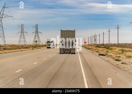 Midland, Texas, USA-31 marzo 2024: Camion che attraversano l'area di fracking del bacino Permiano. Foto Stock