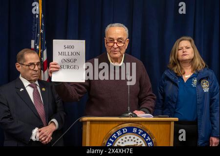 New York, Stati Uniti. 5 maggio 2024. NEW YORK, NEW YORK - MAGGIO 05: Il leader della maggioranza del Senato, il senatore statunitense Chuck Schumer (D-NY) annuncia che sono ora disponibili 400 milioni di dollari in nuovi fondi FED per aumentare la sicurezza e la sicurezza nelle sinagoghe, moschee e chiese a seguito delle minacce di bombe alle sinagoghe di New York ieri sera e alla luce delle crescenti minacce che molti luoghi di culto stanno affrontando il 5 maggio 2024 a New York City. Crediti: Ron Adar/Alamy Live News Foto Stock