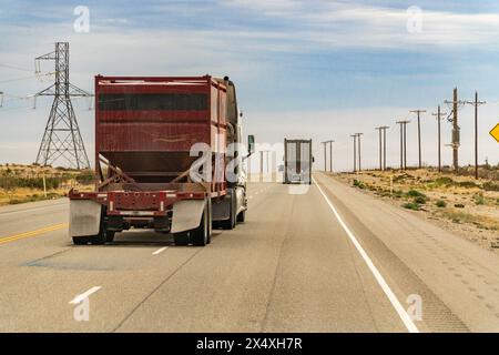 Midland, Texas, USA-31 marzo 2024: Camion che attraversano l'area di fracking del bacino Permiano. Foto Stock