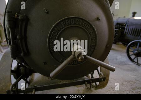 Dettaglio del vecchio trattore a vapore del 1905 "Ruston Proctor-Co-Ltd Lincoln" nel Museo dell'Agricoltura di Kulpin, Backi-Petrovac, Serbia Foto Stock