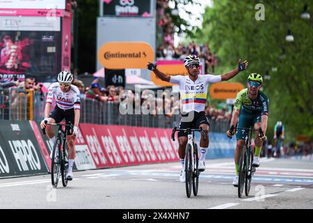 Jhonatan Narvaez dell'Ecuador e del Team INEOS Grenadiers festeggiano al traguardo come vincitore di tappa durante il 107° giro d'Italia 2024, tappa 1, una tappa di 140 km da Venaria reale a Torino. La 107esima edizione del giro d'Italia, che percorrerà un totale di 3400,8 km, parte da Veneria reale vicino a Torino il 4 maggio 2024 e terminerà a Roma. Foto Stock