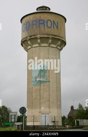 Vista sulla torre dell'acqua nella città di Gorron, Mayenne, Francia nord-occidentale, Europa Foto Stock