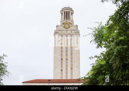 Austin, Stati Uniti. 5 maggio 2024. La torre dell'Università del Texas il 5 maggio 2024 ad Austin, Texas. (Foto di: Stephanie Tacy/Sipa USA) credito: SIPA USA/Alamy Live News Foto Stock