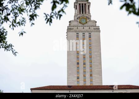Austin, Stati Uniti. 5 maggio 2024. La torre dell'Università del Texas il 5 maggio 2024 ad Austin, Texas. (Foto di: Stephanie Tacy/Sipa USA) credito: SIPA USA/Alamy Live News Foto Stock