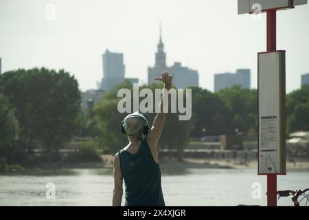 Varsavia, Polonia. 5 maggio 2024. Un uomo anziano è visto fare yoga parcitcigin o fare esercizi di strecthing vicino alle rive del fiume Vistola a Varsavia, Polonia, il 5 maggio 2024. La Polonia e l'Europa orientale hanno visto un clima eccezionalmente caldo all'inizio della stagione primaverile con temperature che salgono a quasi 30 gradi Celsius in diverse parti della regione. (Foto di Jaap Arriens/Sipa USA) credito: SIPA USA/Alamy Live News Foto Stock