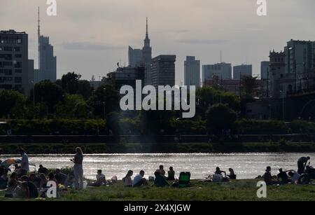 Varsavia, Polonia. 5 maggio 2024. Il 5 maggio 2024, i giovani vengono visti fare il barbequequequequequequequeing e rilassarsi lungo le rive del fiume Vistola, un'area designata natura 2000 a Varsavia, in Polonia. La Polonia e l'Europa orientale hanno visto un clima eccezionalmente caldo all'inizio della stagione primaverile con temperature che salgono a quasi 30 gradi Celsius in diverse parti della regione. (Foto di Jaap Arriens/Sipa USA) credito: SIPA USA/Alamy Live News Foto Stock