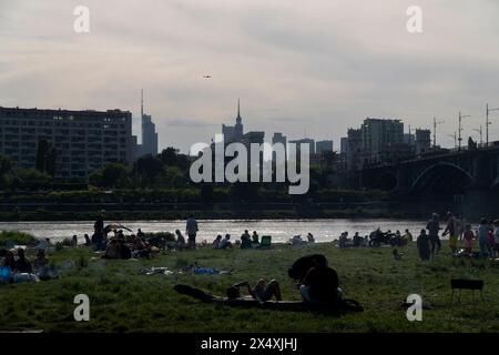 Varsavia, Polonia. 5 maggio 2024. Il 5 maggio 2024, i giovani vengono visti fare il barbequequequequequequequeing e rilassarsi lungo le rive del fiume Vistola, un'area designata natura 2000 a Varsavia, in Polonia. La Polonia e l'Europa orientale hanno visto un clima eccezionalmente caldo all'inizio della stagione primaverile con temperature che salgono a quasi 30 gradi Celsius in diverse parti della regione. (Foto di Jaap Arriens/Sipa USA) credito: SIPA USA/Alamy Live News Foto Stock