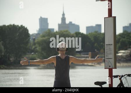 Varsavia, Polonia. 5 maggio 2024. Un uomo anziano è visto fare yoga parcitcigin o fare esercizi di strecthing vicino alle rive del fiume Vistola a Varsavia, Polonia, il 5 maggio 2024. La Polonia e l'Europa orientale hanno visto un clima eccezionalmente caldo all'inizio della stagione primaverile con temperature che salgono a quasi 30 gradi Celsius in diverse parti della regione. (Foto di Jaap Arriens/Sipa USA) credito: SIPA USA/Alamy Live News Foto Stock