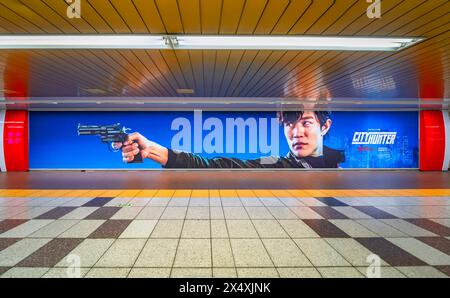 tokyo, giappone - aprile 28 2024: Poster della stazione della metropolitana di Shibuya che mostra il film Netflix "City Hunter" o "Nicky Larson" con l'attore giapponese Ryohei Suzuk Foto Stock