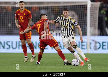 Il centrocampista italiano della Roma Lorenzo Pellegrini sfida per il pallone con l'attaccante serbo della Juventus Dusan Vlahovic durante la partita di serie A tra AS Roma e Juventus allo Stadio Olimpico di Roma, Italia, il 5 maggio 2024 Foto Stock