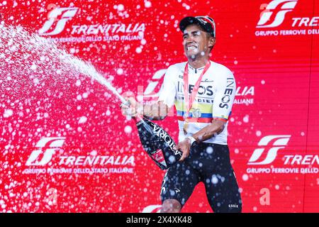 Torino, Italia. 4 maggio 2024. Jhonatan Narvaez dell'Ecuador e del Team INEOS Grenadiers festeggiano sul podio la prima tappa del 107° giro d'Italia 2024, tappa 1 di 140 km da Venaria reale a Torino. La 107esima edizione del giro d'Italia, che si protrarrà per un totale di 3400, 8 km, parte da Veneria reale vicino a Torino il 4 maggio 2024 e terminerà a Roma. (Foto di Fabrizio Carabelli/SOPA Images/Sipa USA) credito: SIPA USA/Alamy Live News Foto Stock