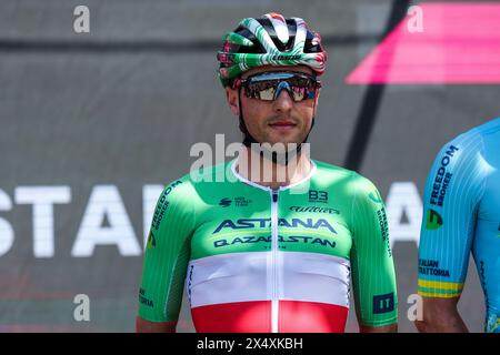 Torino, Italia. 4 maggio 2024. Simone Velasco dell'Italia e Astana Qazaqstan Team visto prima del 107° giro d'Italia 2024, tappa 1, una tappa di 140 km da Venaria reale a Torino. La 107esima edizione del giro d'Italia, che si protrarrà per un totale di 3400, 8 km, parte da Veneria reale vicino a Torino il 4 maggio 2024 e terminerà a Roma. (Foto di Fabrizio Carabelli/SOPA Images/Sipa USA) credito: SIPA USA/Alamy Live News Foto Stock