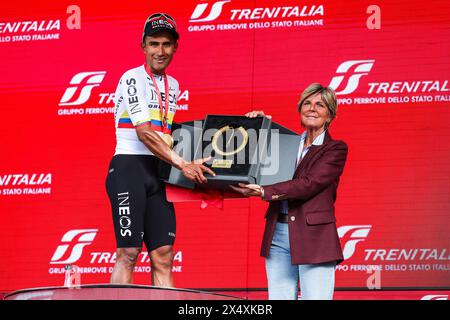 Torino, Italia. 4 maggio 2024. Jhonatan Narvaez (L) ecuadoriano del Team Ineos riceve da Evelina Christillin (R), co-direttrice del Museo Egizio di Torino una replica della storica collana egiziana "K", che celebra sul podio, dopo aver vinto la prima tappa durante il 107° giro d'Italia 2024, tappa 1 una tappa di 140 km da Venaria reale a Torino. La 107esima edizione del giro d'Italia, che si protrarrà per un totale di 3400, 8 km, parte da Veneria reale vicino a Torino il 4 maggio 2024 e terminerà a Roma. (Foto di Fabrizio Carabelli/SOPA Images/Sipa USA) credito: SIPA USA/Alamy Live News Foto Stock